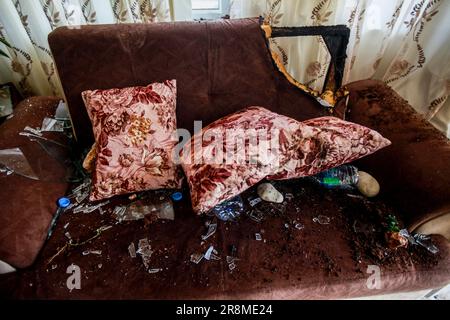 Ramallah, Palestina. 21st giugno, 2023. Una vista delle proprietà palestinesi danneggiate distrutte dai coloni ebrei nella città di Turmusaya, vicino alla città di Ramallah, nella parte settentrionale della Cisgiordania. Circa 400 coloni ebrei hanno lanciato un attacco alla città palestinese di Turmusaya e bruciato case, automobili e proprietà. (Foto di Nasser Ishtayeh/SOPA Images/Sipa USA) Credit: Sipa USA/Alamy Live News Foto Stock