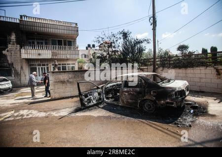 Ramallah, Palestina. 21st giugno, 2023. Una vista di auto bruciata dopo che è stato messo sul fuoco dai coloni ebrei nella città di Turmusaya, vicino alla città di Ramallah, nella Cisgiordania settentrionale. Circa 400 coloni ebrei hanno lanciato un attacco alla città palestinese di Turmusaya e bruciato case, automobili e proprietà. (Foto di Nasser Ishtayeh/SOPA Images/Sipa USA) Credit: Sipa USA/Alamy Live News Foto Stock