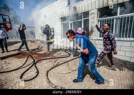 Ramallah, Palestina. 21st giugno, 2023. I Palestinesi cercano di estinguere una casa bruciante accesa dai coloni ebrei nella città di Turmusaya, vicino alla città di Ramallah, nella parte settentrionale della Cisgiordania. Circa 400 coloni ebrei hanno lanciato un attacco alla città palestinese di Turmusaya e bruciato case, automobili e proprietà. (Foto di Nasser Ishtayeh/SOPA Images/Sipa USA) Credit: Sipa USA/Alamy Live News Foto Stock