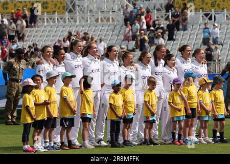 Nottingham, Regno Unito. 22nd giugno, 2023. L'Inghilterra sta per l'inno nazionale durante la partita delle Donne della Metro Bank 2023 Inghilterra vs Australia a Trent Bridge, Nottingham, Regno Unito, 22nd giugno 2023 (Foto di Mark Cosgrove/News Images) a Nottingham, Regno Unito il 6/22/2023. (Foto di Mark Cosgrove/News Images/Sipa USA) Credit: Sipa USA/Alamy Live News Foto Stock