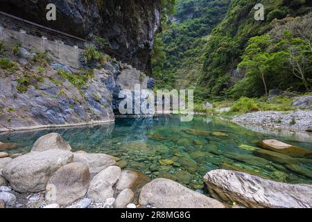 Foto idilliaca di un ruscello che scorre attraverso la valle del Parco Nazionale di Taroko. L'acqua setosa cade su grandi pietre, creando una scena serena. Allo Shak Foto Stock