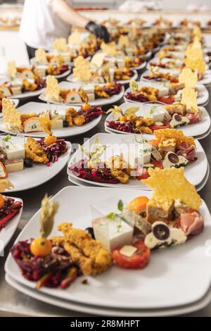 Molti piatti di antipasti nel bancone della cucina del ristorante Foto Stock