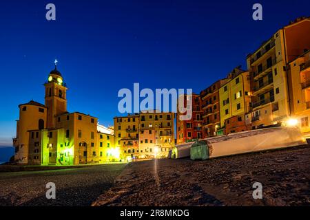 Vista delle facciate di Camogli dal mare Foto Stock