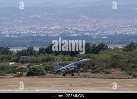 Un Typhoon FGR4 del distaccamento di Typhoon del No. 903 Expeditionary Air Wing decade da RAF Akrotiri a Cipro per volare una sortie in Medio Oriente come parte dell'operazione Shader, il contributo del Regno Unito alla Global Coalition contro Daesh. La RAF Akrotiri ospita oltre 1.500 militari britannici e circa 1.400 membri della loro famiglia. Data immagine: Mercoledì 21 giugno 2023. Foto Stock