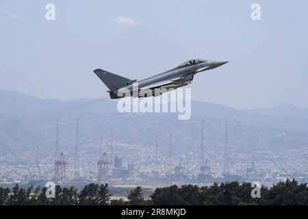 Un Typhoon FGR4 del distaccamento di Typhoon del No. 903 Expeditionary Air Wing decade da RAF Akrotiri a Cipro per volare una sortie in Medio Oriente come parte dell'operazione Shader, il contributo del Regno Unito alla Global Coalition contro Daesh. La RAF Akrotiri ospita oltre 1.500 militari britannici e circa 1.400 membri della loro famiglia. Data immagine: Mercoledì 21 giugno 2023. Foto Stock