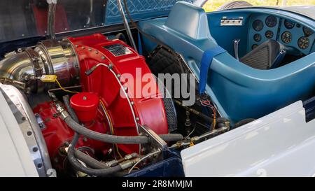GROSSE POINTE SHORES, mi/USA - 18 GIUGNO 2023: Primo piano di un motore a turbina Pontiac Firebird i del 1954, mostra di auto EyesOn Design, vicino a Detroit. Foto Stock