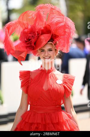 Ascot, Regno Unito. 22nd giugno, 2023. Berkshire, Regno Unito. Giugno 22nd, 2023. Racegoer partecipa al terzo giorno di Royal Ascot. Credit: Doug Peters/Alamy Live News Foto Stock