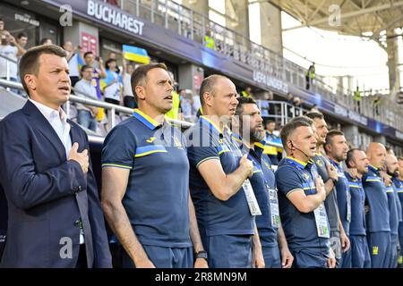 Non esclusiva: BUCAREST, ROMANIA - 21 GIUGNO 2023 - Capo allenatore di Ucraina Ruslan Rotan (L) e i membri del personale di coaching eseguire la nazionale anth Foto Stock