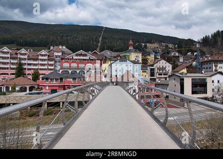 Vista panoramica su un ponte per Ortisei in Val Gardena, Alto Adige, Italia Foto Stock