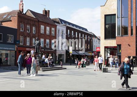 Visto qui in un caldo giorno di fine aprile è Cathedral Square a Worcester. Foto Stock