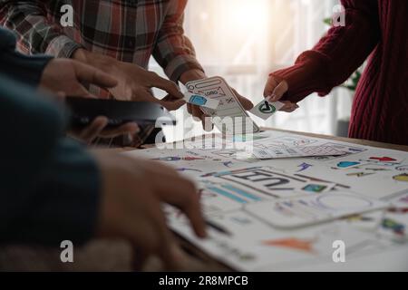 Designer creativo scelta di campioni di colore per lo sviluppo di siti Web dinamici su dispositivi mobili con UI UX. Sviluppo del modello di progettazione del layout di schizzo a reticolo attivo Foto Stock