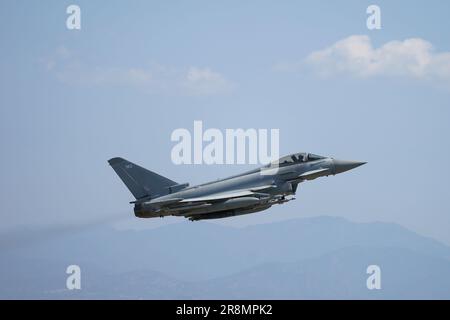 Un Typhoon FGR4 del distaccamento di Typhoon del No. 903 Expeditionary Air Wing decade da RAF Akrotiri a Cipro per volare una sortie in Medio Oriente come parte dell'operazione Shader, il contributo del Regno Unito alla Global Coalition contro Daesh. La RAF Akrotiri ospita oltre 1.500 militari britannici e circa 1.400 membri della loro famiglia. Data immagine: Mercoledì 21 giugno 2023. Foto Stock