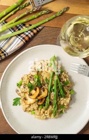 cibo, piatto, verde, pasto, piatto, verdure, asparagi, verdure, cena, cucina, sana cucina italiana, gourmet, pranzo, fresco, ristorante, vegeta Foto Stock