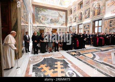 Vaticano, Vaticano. 21st giugno, 2023. Italia, Roma, Vaticano, 2023/6/22.Papa Francesco riceve in udienza privata i partecipanti all'Assemblea della riunione delle opere per l'aiuto alle Chiese Orientali (ROACO) in Vaticano Fotografia del Vaticano Media/Stampa Cattolica Foto LIMITATA ALL'USO EDITORIALE - NESSUN MARKETING - NESSUNA CAMPAGNA PUBBLICITARIA credito: Agenzia indipendente per le foto/Alamy Live News Foto Stock