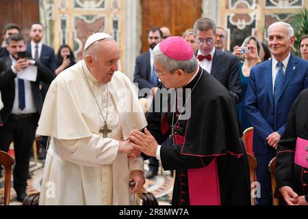 Vaticano, Vaticano. 21st giugno, 2023. Italia, Roma, Vaticano, 2023/6/22.Papa Francesco riceve in udienza privata i partecipanti all'Assemblea della riunione delle opere per l'aiuto alle Chiese Orientali (ROACO) in Vaticano Fotografia del Vaticano Media/Stampa Cattolica Foto LIMITATA ALL'USO EDITORIALE - NESSUN MARKETING - NESSUNA CAMPAGNA PUBBLICITARIA credito: Agenzia indipendente per le foto/Alamy Live News Foto Stock