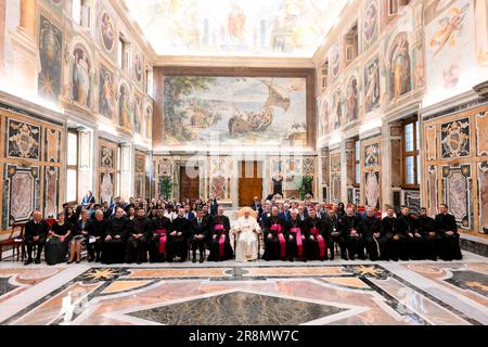 Vaticano, Vaticano. 21st giugno, 2023. Italia, Roma, Vaticano, 2023/6/22.Papa Francesco riceve in udienza privata i partecipanti all'Assemblea della riunione delle opere per l'aiuto alle Chiese Orientali (ROACO) in Vaticano Fotografia del Vaticano Media/Stampa Cattolica Foto LIMITATA ALL'USO EDITORIALE - NESSUN MARKETING - NESSUNA CAMPAGNA PUBBLICITARIA credito: Agenzia indipendente per le foto/Alamy Live News Foto Stock