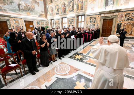 Vaticano, Vaticano. 21st giugno, 2023. Italia, Roma, Vaticano, 2023/6/22.Papa Francesco riceve in udienza privata i partecipanti all'Assemblea della riunione delle opere per l'aiuto alle Chiese Orientali (ROACO) in Vaticano Fotografia del Vaticano Media/Stampa Cattolica Foto LIMITATA ALL'USO EDITORIALE - NESSUN MARKETING - NESSUNA CAMPAGNA PUBBLICITARIA credito: Agenzia indipendente per le foto/Alamy Live News Foto Stock