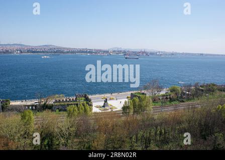 Vista panoramica del mare contro il cielo chiaro Foto Stock