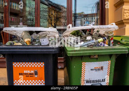 Taniche per rifiuti riempite eccessivamente di bottiglie di vetro, Berlin Mitte, Germania Foto Stock