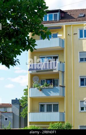 Centrale elettrica di balcone, sistema di alimentazione di energia solare privato, elementi fotovoltaici su Un balcone di un edificio di appartamenti Foto Stock