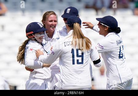 Il Lauren Filer inglese (secondo a sinistra) celebra il lancio del wicket australiano Beth Mooney durante il primo giorno della partita di test delle Ashes femminili al Trent Bridge di Nottingham. Data immagine: Giovedì 22 giugno 2023. Foto Stock