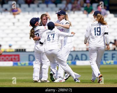 Il Lauren Filer inglese (secondo a sinistra) celebra il lancio del wicket australiano Beth Mooney durante il primo giorno della partita di test delle Ashes femminili al Trent Bridge di Nottingham. Data immagine: Giovedì 22 giugno 2023. Foto Stock