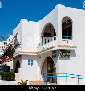 PISSOURI, CIPRO, GRECIA - LUGLIO 20 : Vista della banca Co-op a Pissouri, Cipro il 20 luglio 2009 Foto Stock