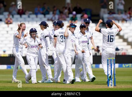 Il Lauren Filer inglese (secondo a sinistra) celebra il lancio del picchetto australiano Beth Mooney, mentre Kate Cross (a destra) celebra il lancio durante il giorno di una delle prime partite di test delle Ashes femminili al Trent Bridge, Nottingham. Data immagine: Giovedì 22 giugno 2023. Foto Stock