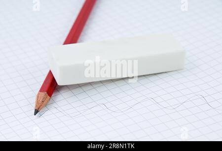 Matita e gomma su un foglio di carta bianco quadrato Foto Stock