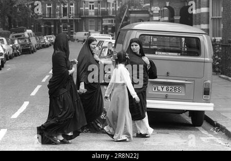 Famiglia araba a Londra 1970s. La gente del Medio Oriente è venuta in Gran Bretagna per assistenza sanitaria sovvenzionata nelle cliniche di Harley Street. Sono stati principalmente in alberghi economici a Earls Court. Earls Court, Londra, Inghilterra circa 1977 1970s Regno Unito HOMER SYKES Foto Stock