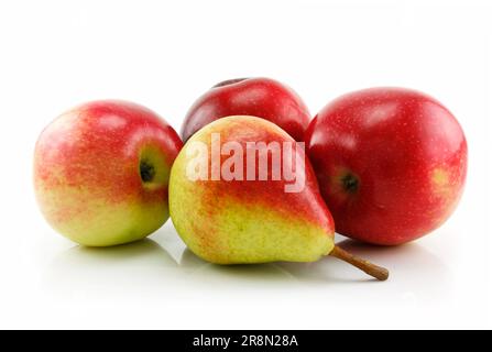 Tre mele rosse mature e pere in fila isolate su sfondo bianco Foto Stock