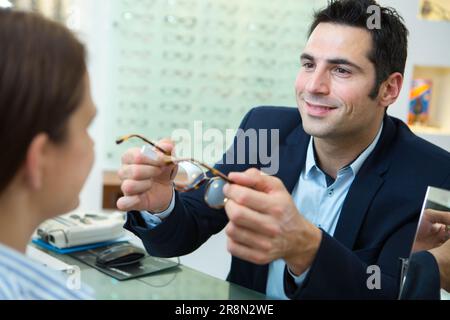 un oftalmologo maschio maturo che lavora Foto Stock