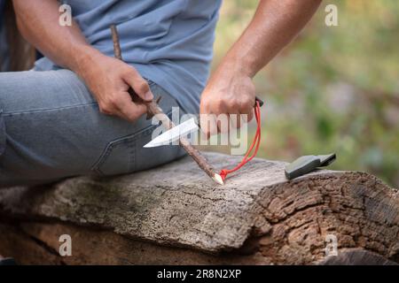 uomo abile che sbianca il palo nella foresta Foto Stock