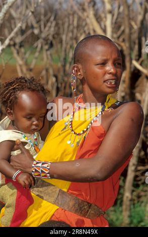 Maasai, madre con bambino, Kenya, Africa orientale Foto Stock