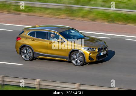 BMW X2 Xdrive20D M Sport X AU 2018 Gold, SUV Diesel Start/Stop automatico Xdrive 20D Step da 1995 cc, quattro porte a trazione integrale che viaggia sull'autostrada M6 a Greater Manchester, Regno Unito Foto Stock