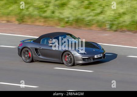 2013 Grey Porsche Boxster 24V S, Roadster benzina 3436 cc; viaggiando sull'autostrada M6 a Greater Manchester, Regno Unito Foto Stock