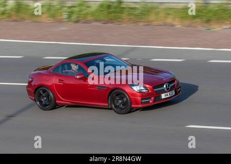 2015 Rosso Mercedes-Benz Slk200 AMG Sport Blue-Cie, AMG Sport Blue-ciency, SLK200 7G-Tronic Blueefficiency Auto Start/Stop 1796 cc; in viaggio sull'autostrada M6 a Greater Manchester, Regno Unito Foto Stock