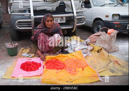 Donna indiana che vende accessori per la cerimonia religiosa a ghat, Varanasi, Benares, Uttar Pradesh, India Foto Stock