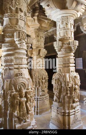 Colonne scolpite, tempio giainiano, Jaisalmer, Rajasthan, India Foto Stock