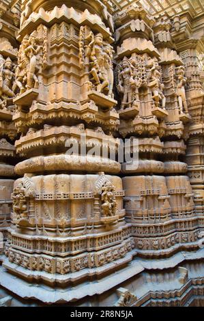 Colonne scolpite, tempio giainiano, Jaisalmer, Rajasthan, India Foto Stock