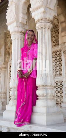 Donna indiana, monumento di Jaswant Thada, monumento in marmo bianco in memoria di Jaswant Singh II, Jodhpur, Rajasthan, India, Mausoleo Foto Stock