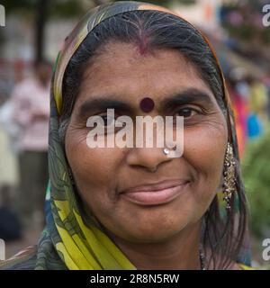 Donna indiana, mercato di Udaipur, Rajasthan, India Foto Stock