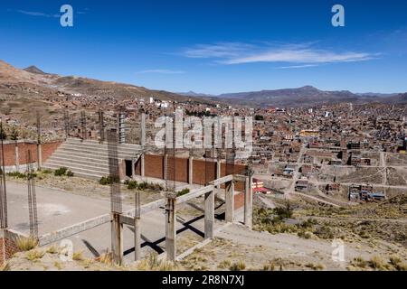 Potosi, una città mineraria sotto il potente Cerro Rico, piena di miniere d'argento e di zinco nelle Ande boliviane in Sud America Foto Stock