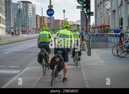 Polizia ciclistica di pattuglia, Potsdamer Platz, Tiergarten, Mitte, Berlino, Germania Foto Stock