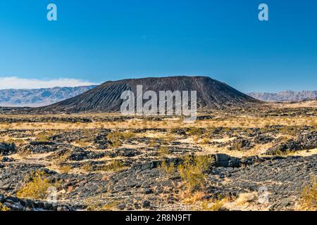 Amboy Crater, vulcano Cinder Cone, campo lavico, al Mojave Trails National Monument, vicino ad Amboy, California, USA Foto Stock