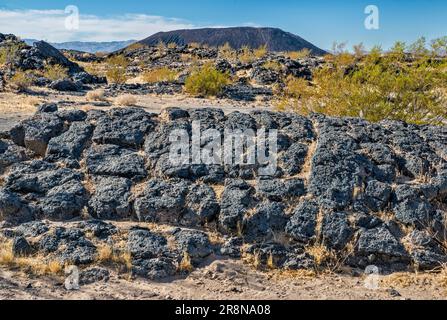 Amboy Crater, vulcano Cinder Cone, campo lavico, al Mojave Trails National Monument, vicino ad Amboy, California, USA Foto Stock