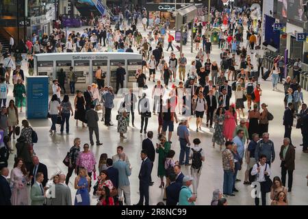 Londra Regno Unito. 22 giugno 2023. La stazione di Waterloo è occupata da pendolari durante l'ora di punta mattutina. Credit: amer Ghazzal/Alamy Live News Foto Stock