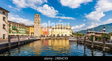 Torre Apponale in Piazza 3 novembre, passeggiata sul lago e piroscafo a pale a Riva del Garda, Lago di Garda, Trentino-alto Adige, Italia Foto Stock