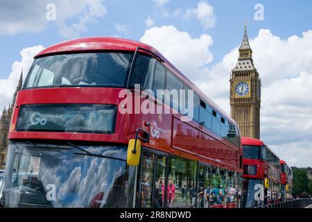 Un iconico autobus rosso di Londra è raffigurato sul Westminster Bridge di fronte alla Elizabeth Tower del Palazzo di Westminster, popolarmente conosciuto come Big Ben. Foto Stock