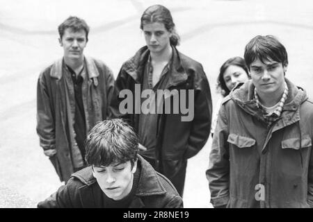 GORKY'S ZYGOTIC MYNCI, YOUNG BAND PORTRAIT, 1997: Gorky's Zygotic Mynci Original lineup full band durante un mini-festival di St David's Day al Coal Exchange a Cardiff Bay, Galles, Regno Unito, il 1° marzo 1997. Foto: Rob Watkins. INFO: Gorky's Zygotic Mynci, un gruppo psichedelico e indie rock gallese attivo dai primi anni '90 ai primi anni '2000, ha creato un suono stravagante ed eclettico. Album come "Barafundle" hanno mostrato il loro approccio multilingue influenzato dal folk, rendendoli influenti nelle scene alternative e indie. Foto Stock